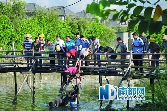 救援人員合力打撈起落水女孩，后經(jīng)醫(yī)護(hù)人員確認(rèn)已經(jīng)死亡。受訪者供圖