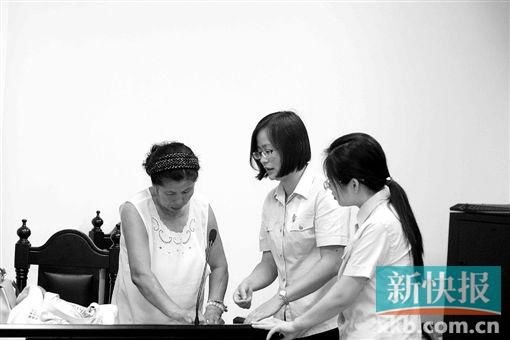 白春榮簽領(lǐng)國家賠償款。通訊員供圖