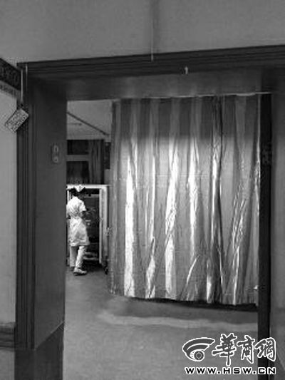 昨晚9時(shí)許，急診室簾后，6歲的小女孩靜靜地躺著 記者 卿榮波 攝