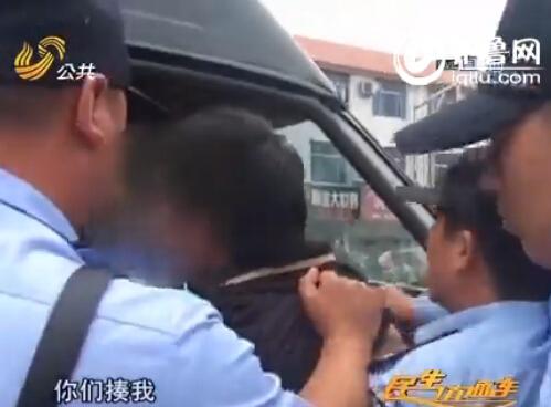 濟(jì)寧男子酒后派出所發(fā)飆 聲稱五分鐘內(nèi)擺平警察 濟(jì)寧男子酒后派出所發(fā)飆 聲稱五分鐘內(nèi)擺平警察