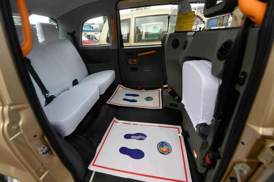 上海首批“土豪金”出租車上路 起步價18元 上海首批“土豪金”出租車上路 起步價18元