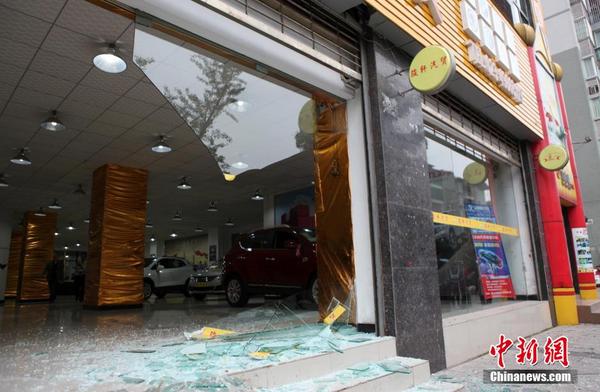 女司機(jī)撞爛售車大廳玻璃門 頂石墩奔20余米 女司機(jī)撞爛售車大廳玻璃門 頂石墩奔20余米