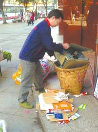 王光偉靠收廢品拾荒為生，每月僅有1000元的微薄收入。