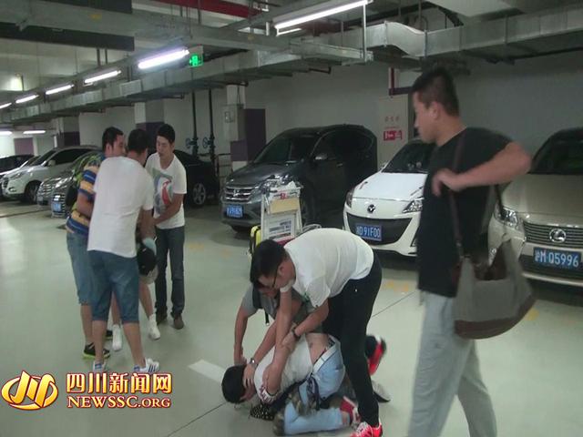 辦案人員在機場停車場抓獲胡某及其女友（警方視頻截圖）。