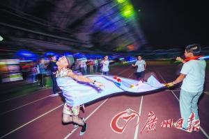 廣州大學城男生踩高跟鞋賽跑 跑后更懂體諒女友 廣州大學城男生踩高跟鞋賽跑 跑后更懂體諒女友