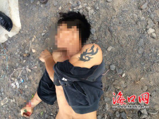 死亡的男子，左手手臂上有紋身