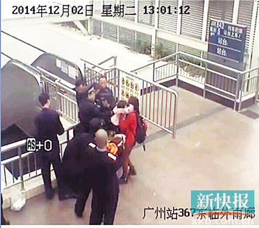 民警果斷將孩子救下,并控制跳樓男子。 通訊員圖(視頻截圖)