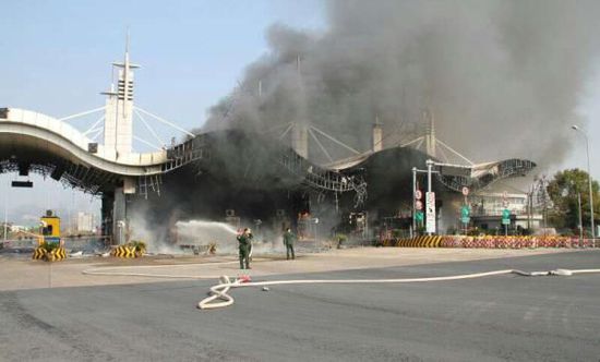 1月16日中午，G60（滬昆）高速浙江段常山收費(fèi)站發(fā)生一起貨車(chē)自燃事故
