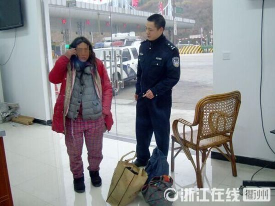 1月30日，衢州高速交警發(fā)現(xiàn)了徒步走在高速楓嶺關(guān)卡口的汪女士