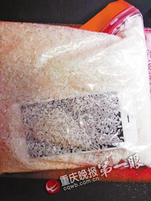 落水后，把手機放進大米里吸水