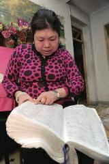 背單詞，是很多學(xué)生學(xué)習(xí)英語時最頭疼的事兒，而西安51歲大學(xué)英語老師李艷芝在兩年內(nèi)背完《英漢大詞典》22萬個英語詞匯，學(xué)生稱贊其為一本活的《英漢大詞典》；兒子自小患有自閉癥，生活不能自理，20年前又與丈夫離婚，面對生活的不幸，她秉承“你必須一直向前”的信念。