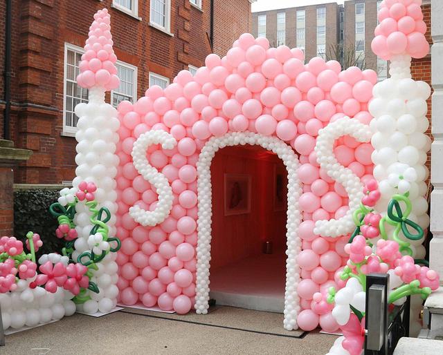 生日宴會入口處用氣球搭建成一個城堡模樣。