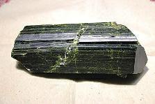 近日，商南縣奇石愛好者潘某在青山鎮(zhèn)鐵礦開采區(qū)發(fā)現(xiàn)一塊疑似綠簾石，有待相關(guān)專家和權(quán)威機構(gòu)認定。