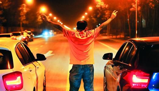 2013年8月25日凌晨，北京，在東壩大街路口進(jìn)行的一場飆車。