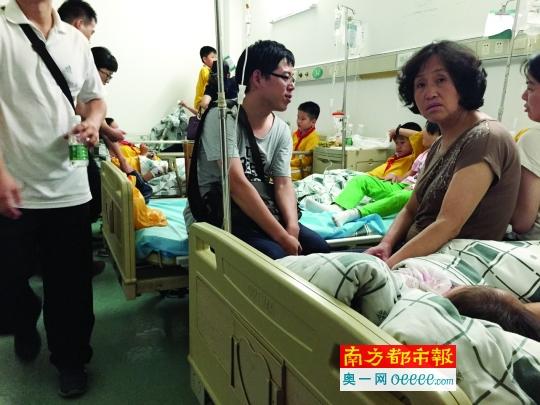  昨晚，家長(zhǎng)們陪著誤食鼠藥的孩子們?cè)卺t(yī)院就診。