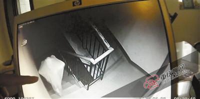 老漢門(mén)鎖眼被人堵2次 安監(jiān)控后有人披白布作案