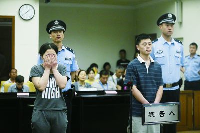 聽到判決，賈某（左）哭了起來。一直到被帶離法庭，夫妻倆沒說一句話