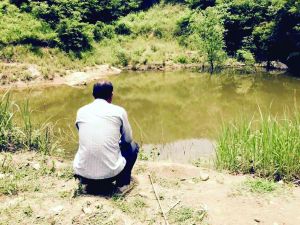 事發(fā)的水塘邊沒有任何警示標(biāo)語與防護(hù)設(shè)施 事發(fā)的水塘邊沒有任何警示標(biāo)語與防護(hù)設(shè)施