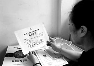 思念小寶的時(shí)候，李女士就一遍遍整理孩子留在家里的物品。