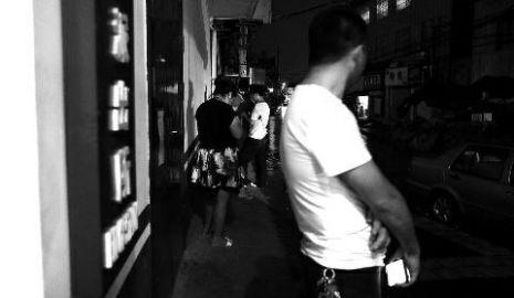 通過聊天軟件陌陌，男子小黃認(rèn)識(shí)了女孩小李，兩三天后，兩人就住到了一起。但好景不長(zhǎng)，兩人在一起僅過了十幾天，戀愛關(guān)系即破裂，小黃稱曾給小李花了一萬余元。日前，小黃以詐騙為由將小李帶到派出所。