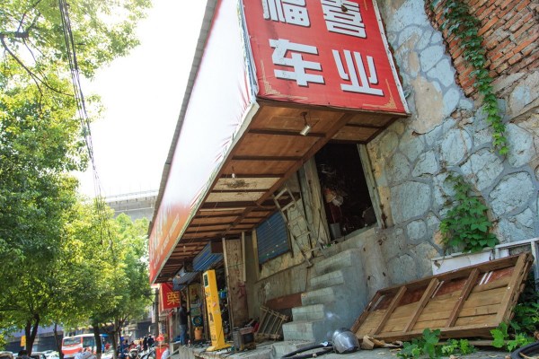 南京一電動車店老板為節(jié)約成本蝸居廣告箱 南京一電動車店老板為節(jié)約成本蝸居廣告箱