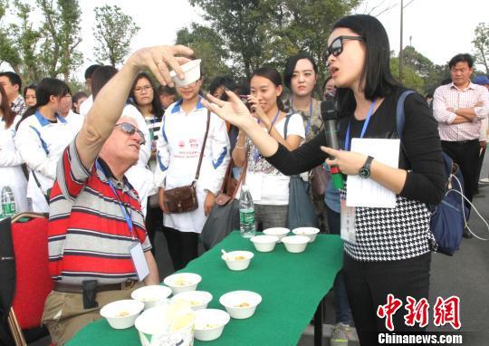 圖為外國(guó)友人品嘗揚(yáng)州炒飯?！〈藜衙鳌z