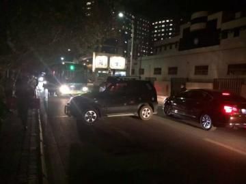 10月22日被推到路面的車攔住了公交車。（圖據(jù)網(wǎng)絡(luò)）