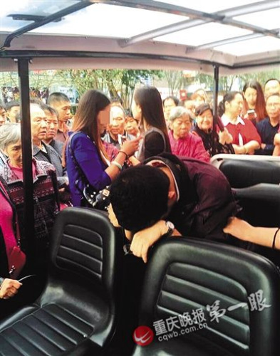 偷拍男子（前）照片來(lái)源于網(wǎng)絡(luò)，請(qǐng)作者與重慶晚報(bào)聯(lián)系