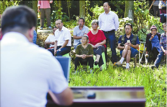 現(xiàn)場(chǎng)村民圍觀