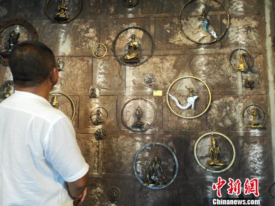 昆明男子“變廢為寶”廢舊零件打造88尊佛像(圖)