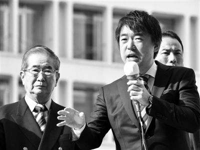 29日，日本著名極右翼分子石原慎太郎（左）和新生代右翼政客橋下徹在東京街頭演講拉票。