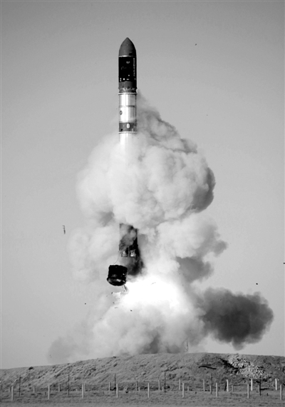 　2007年6月15日，俄羅斯在哈薩克斯坦的軍事場地試射一枚“RS-20”導(dǎo)彈。尚未有媒體公布新型固