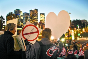 　14日，在美國(guó)首都華盛頓白宮外，民眾舉行燭光集會(huì)，悼念當(dāng)日康涅狄格州桑迪胡克小學(xué)槍擊案遇難者，呼吁