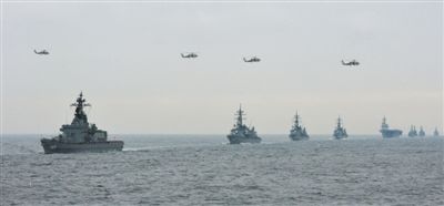 2012年10月14日，日本海上自衛(wèi)隊舉行閱艦式。2013年，日本自衛(wèi)隊時隔11年首增防衛(wèi)預(yù)算。資料圖片