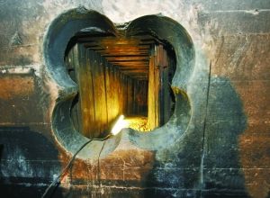 隧道頂端及四周用板材固定。 人民網(wǎng)照片