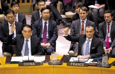 1月22日，紐約，中國常駐聯(lián)合國代表李保東舉手贊成通過對朝鮮制裁決議。