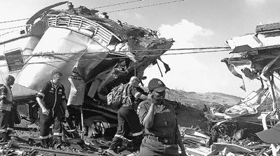 圖為救援人員在火車相撞事故現(xiàn)場忙碌。新華社發(fā)