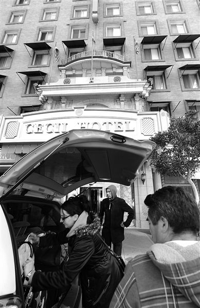 20日，美國洛杉磯，塞西爾酒店房客薩拜娜乘出租車離開酒店。由于擔(dān)心水質(zhì)受到污染，目前已有27戶房客離開塞西爾酒店。