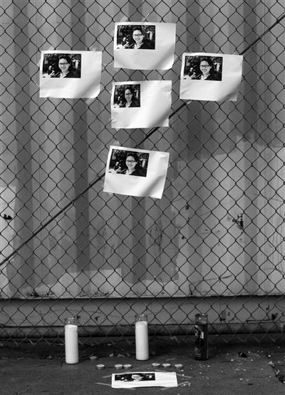 21日，美國(guó)洛杉磯，華裔女孩藍(lán)可兒遇害案件曝光后，一些人在塞西爾酒店附近擺放藍(lán)可兒的照片和蠟燭，紀(jì)念藍(lán)可兒。