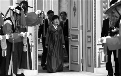 2月25日，韓國首爾，韓國首位女總統(tǒng)樸槿惠身著傳統(tǒng)韓服出席晚宴。