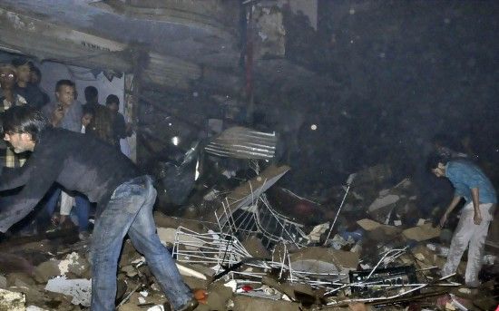 3月3日，在巴基斯坦南部城市卡拉奇，救援人員在爆炸現(xiàn)場(chǎng)工作。