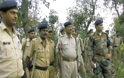 電視畫面顯示，大量警察在案發(fā)地搜查疑犯。