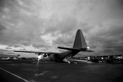 3月23日，中非共和國(guó)首都班吉，從加蓬首都利伯維爾出發(fā)的法國(guó)增援部隊(duì)共計(jì)200名士兵抵達(dá)班吉國(guó)際機(jī)場(chǎng)