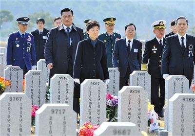 26日，韓國(guó)總統(tǒng)樸槿惠參加“天安”艦事件3周年紀(jì)念活動(dòng)，悼念在事件中身亡的韓國(guó)士兵。