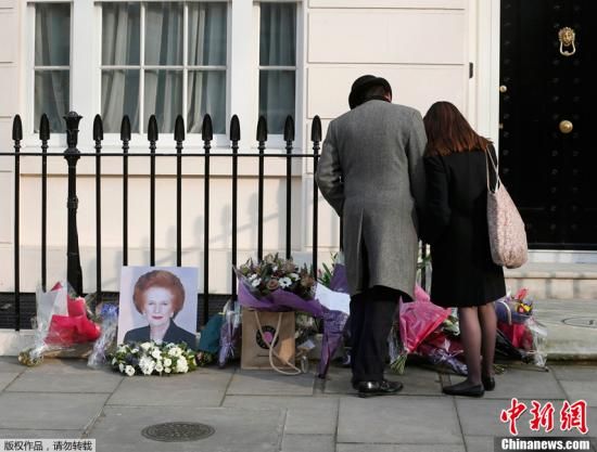 當(dāng)?shù)貢r間2013年4月8日，英國倫敦，民眾在英國前首相撒切爾夫人位于倫敦的住所前進(jìn)行悼念活動。