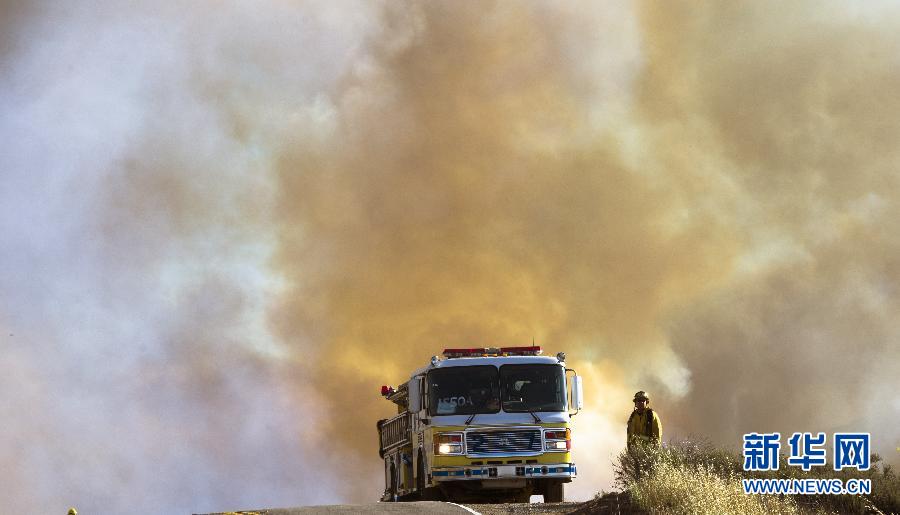 美國(guó)南加州山火燎原 美國(guó)南加州山火燎原