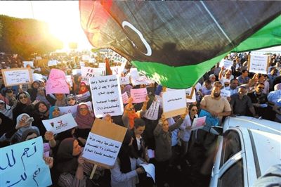 10日，利比亞首都的黎波里，當(dāng)?shù)厥忻裨诶葋喭饨徊客馐就?，抗議“政治隔離法”。圖/東方IC