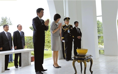 25日，緬甸仰光，安倍偕妻子參拜“二戰(zhàn)陣亡日軍墓”。圖/CFP