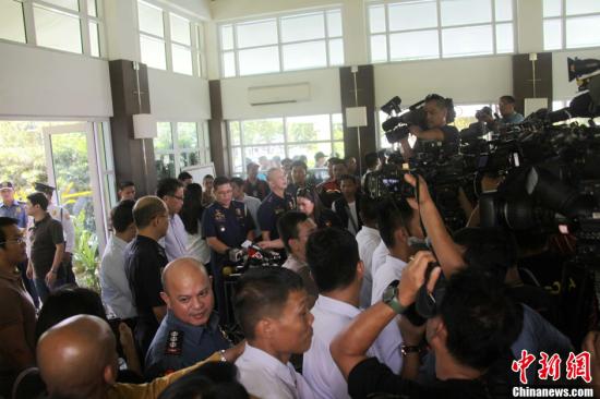 　　6月1日，菲律賓內(nèi)政部長羅哈斯在菲國家警察部隊司令普里斯馬等人陪同下召開記者會，介紹環(huán)球城公寓樓