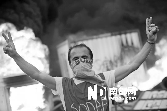 5月31日，土耳其示威者在伊斯坦布爾市中心的塔克西姆廣場(chǎng)抗議政府拆除加濟(jì)公園的計(jì)劃。